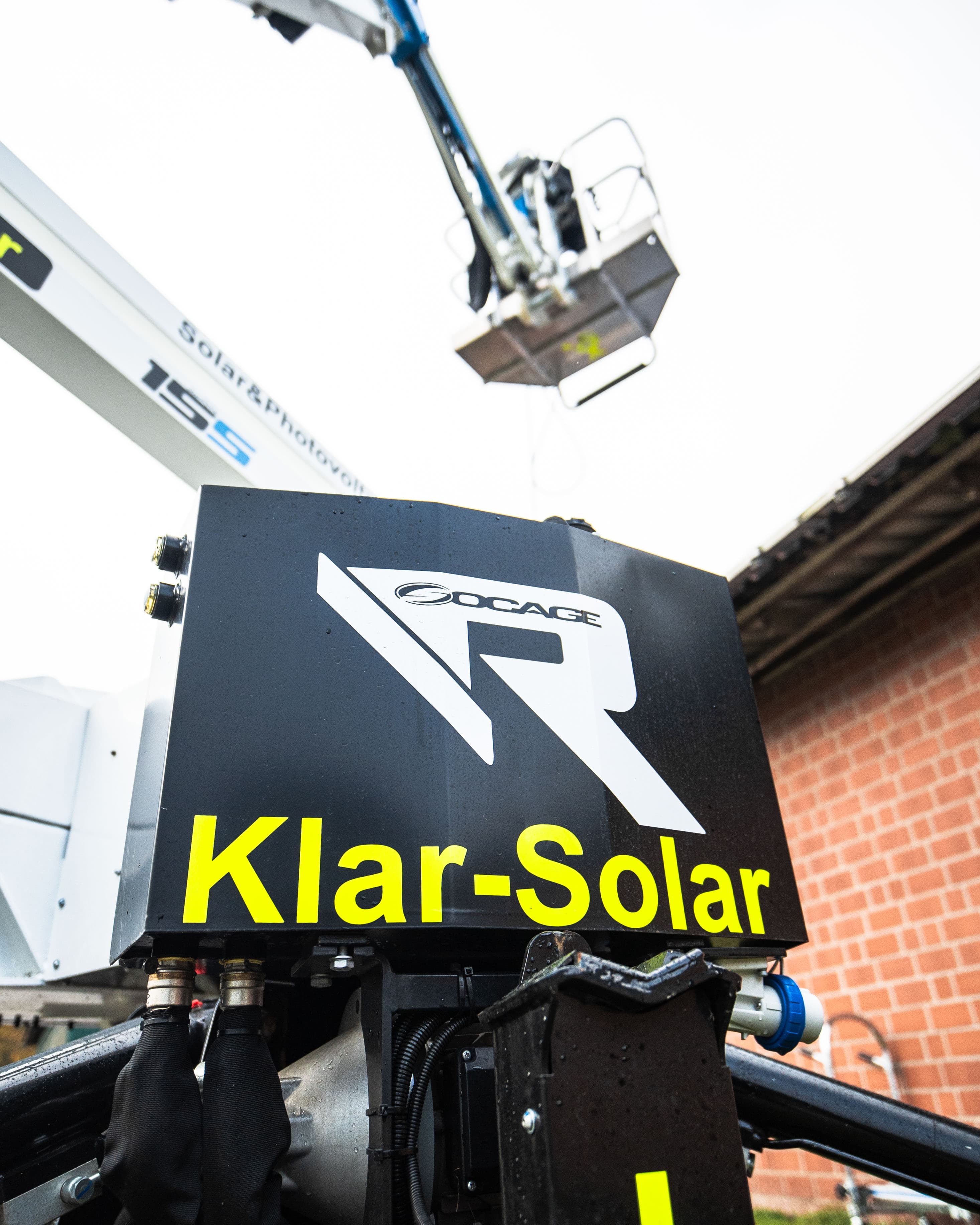 KlarSolar Socage Kettenarbeitsbühne mit Firmenlogo